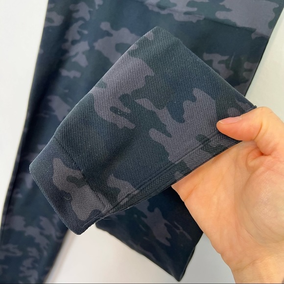 SPANX Look At Me Now Camo Seamless Leggings S - Picture 4 of 8